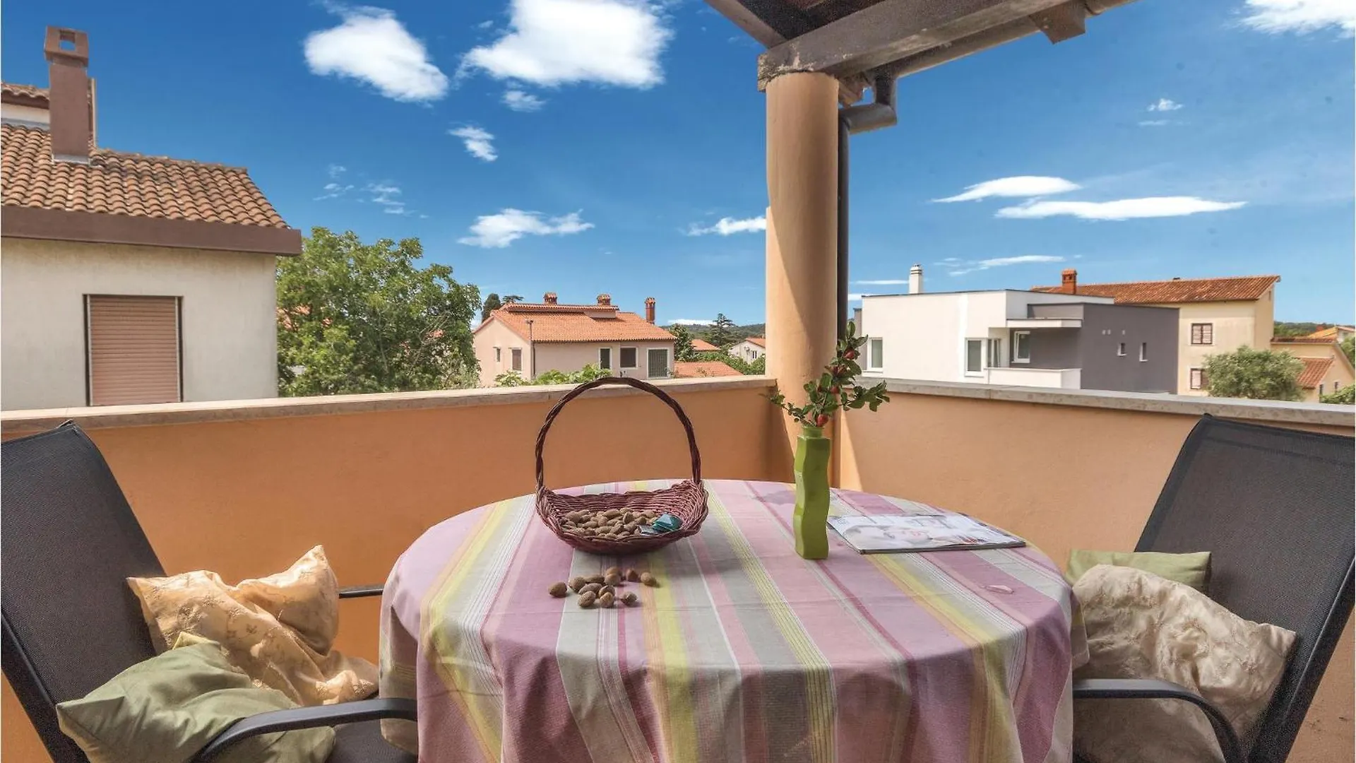 3 Bedroom Pet Friendly Apartment In PUY