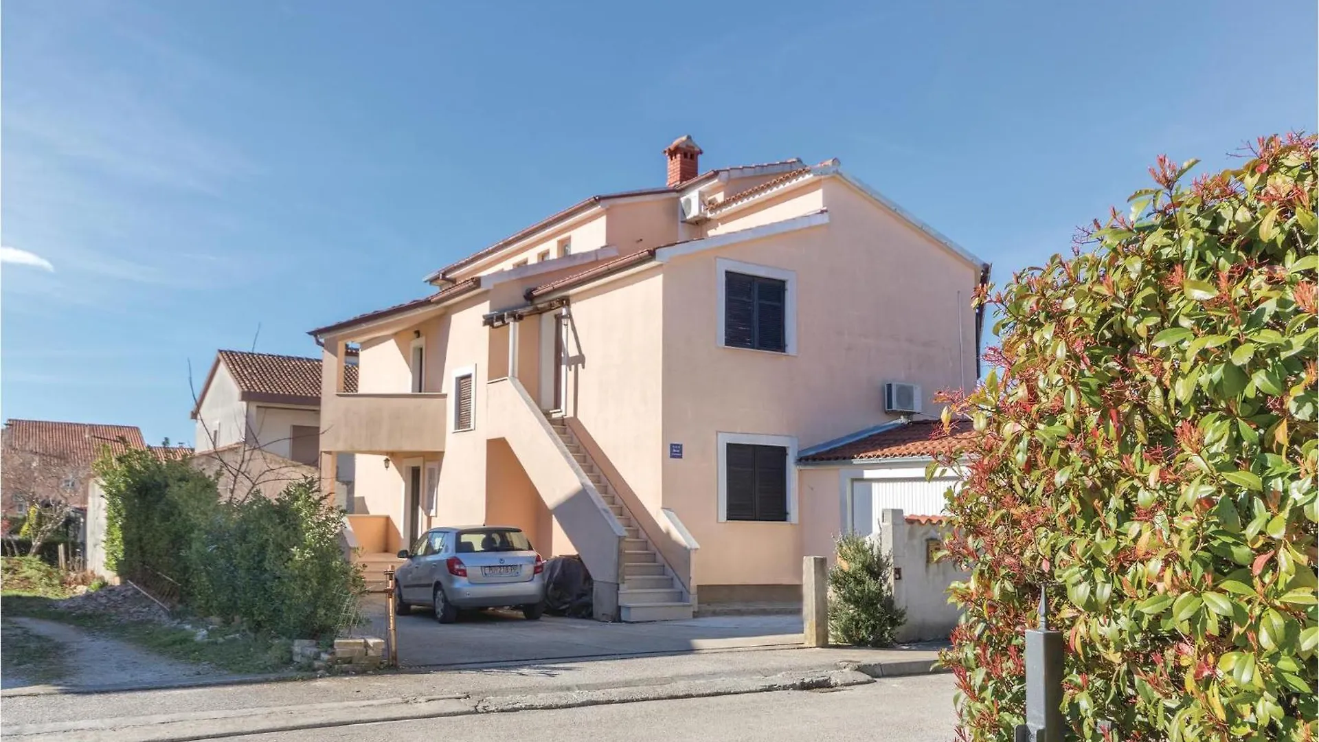 3 Bedroom Pet Friendly Apartment In PUY
